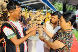 Người Jrai tích cực quảng bá sản phẩm thủ công truyền thống