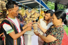 Người Jrai tích cực quảng bá sản phẩm thủ công truyền thống