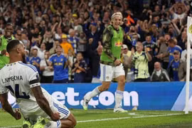 Phạt đền gây tranh cãi, Leeds United hạ Everton ngày trở lại Premier League