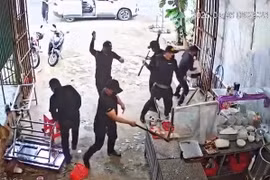 Bắt 2 nghi phạm trong nhóm người mặc đồ đen đi ô tô đập phá quán phở