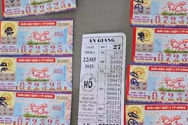Mua 11 tờ vé số rồi tặng bạn 5 tờ, chiều tất cả cùng trúng đặc biệt