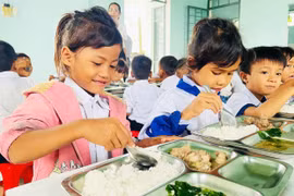 Nhờ chương trình "Cơm có thịt", các em học sinh nghèo giờ đây đã có những suất cơm đủ đầy dinh dưỡng, giúp các em yên tâm học tập.