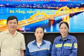 Thưởng nóng 2 nữ công nhân môi trường trả lại iPhone nhặt được