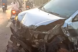 Ô tô tông dải phân cách biến dạng, 5 người may mắn thoát nạn