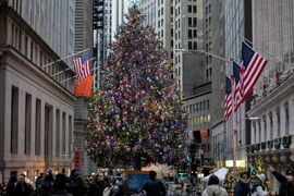 Cả thế giới xuống phố đón Giáng sinh: Khoảnh khắc ấm áp lan tỏa toàn cầu