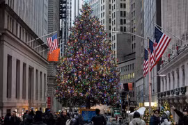 Cả thế giới xuống phố đón Giáng sinh: Khoảnh khắc ấm áp lan tỏa toàn cầu