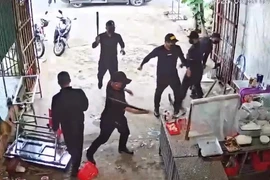 Vụ đập phá quán phở: Nhóm người mặc đồ đen đe dọa đòi nợ