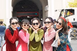 Giới trẻ xúng xính áo dài Tết 'check-in' chợ Bến Thành