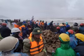 Thủ tướng chỉ đạo bảo đảm chỗ ở, không để người dân bị đói, rét sau bão số 10 và mưa lũ