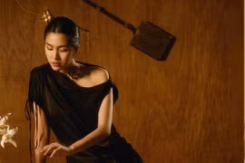 Tăng Thanh Hà 'khoe' phụ kiện nhựa tái chế đẹp ngỡ ngàng