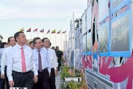 50 năm thống nhất đất nước: Khai mạc triển ảnh về Đại thắng mùa Xuân 1975