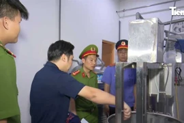 Đà Nẵng: Bên trong lò sản xuất nước giấm từ axit công nghiệp và nhà máy sản xuất nước yến giả
