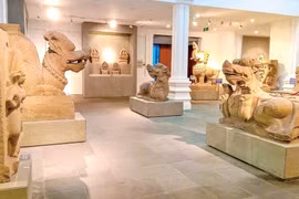 Không gian trưng bày hiện vật điêu khắc đá Champa tại phòng tháp Mẫm (Bảo tàng Điêu khắc Chăm Đà Nẵng). Ảnh: Ngọc Nhuận