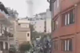 Khoảnh khắc quan chức Nepal đu dây trực thăng trốn người biểu tình