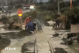 Ngừng chạy 25 tàu khách do mưa lũ, hơn 2.000 hành khách bị ảnh hưởng