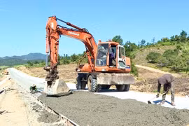 Kông Chro ưu tiên đầu tư mạng lưới giao thông vùng khó