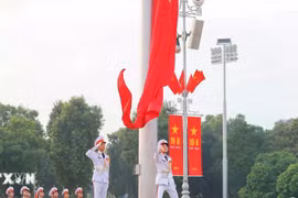 Hàng nghìn người dân tham dự Lễ Thượng cờ tại Quảng trường Ba Đình