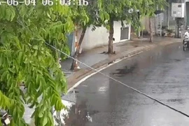 CLIP: Chạy xe máy tông vào tường, 2 sinh viên nước ngoài thương vong