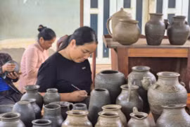 "Khoác áo mới" cho gốm M'nông