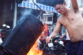 Nghề xưa ở TP.HCM: Nghệ thuật rang cà phê 100 năm chợ Phùng Hưng