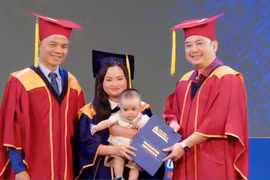 Cô gái trẻ bế con lên nhận bằng tốt nghiệp và hành trình cảm động phía sau