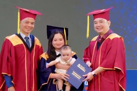 Cô gái trẻ bế con lên nhận bằng tốt nghiệp và hành trình cảm động phía sau