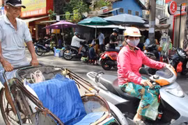 Tuổi già mưu sinh: Thương 'bác tài' cao tuổi ngắc ngoải cuốc xe nhọc nhằn