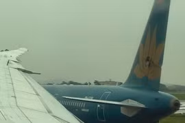 Hai máy bay va chạm tại sân bay Nội Bài