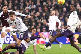 Man United gục ngã ở Villa Park, hụt hơi cuộc đua vô địch