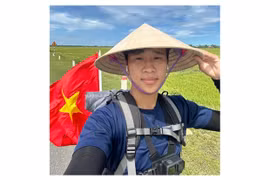 Chàng trai 24 tuổi đạp xe từ Hà Nội vào TP.HCM xem lễ diễu binh kỷ niệm 30/4