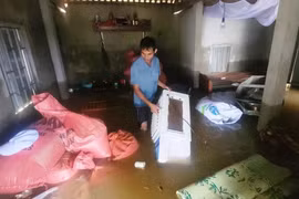 Lũ tràn về quá nhanh bà con không kịp trở tay