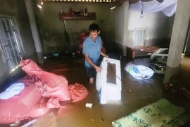 Lũ tràn về quá nhanh bà con không kịp trở tay