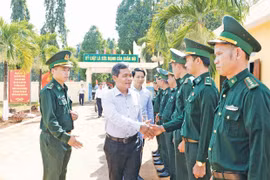 Bí thư Tỉnh ủy Hồ Văn Niên: Giữ vững bình yên biên giới để người dân vui xuân, đón Tết