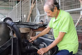 Tuổi già mưu sinh: Những 'cụ thợ' U.70 vẫn miệt mài trong công xưởng