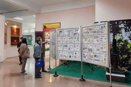 Độc đáo bộ tem thông tin liên lạc - xưa và nay