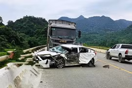 Tông nhau trên cầu, xe tải văng xuống vực, tài xế ô tô con tử vong, 5 người khác bị thương