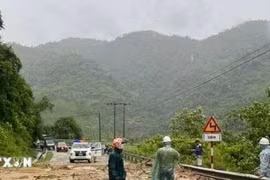 Đêm 15/6: Xuất hiện nhiều hình thái nguy hiểm như lốc sét, mưa đá, gió giật mạnh