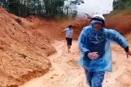 Đà Nẵng: Sạt lở đất ầm ầm như thác, nhiều người hoảng loạn tháo chạy