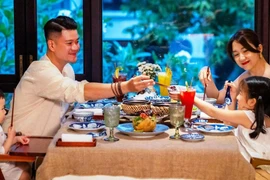 Cảm miền Trung qua 'chuyến tàu vị giác' - Cơm Việt trên mâm gỗ