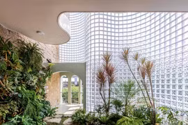 Chiêm ngưỡng ngôi nhà có mặt tiền từ 3.000 viên gạch kính