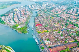 Bay qua miền di sản Hội An