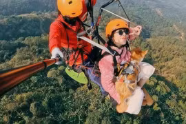 Người phụ nữ cùng chó cưng bay dù, chinh phục 10 ngọn núi cao