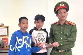 Nhặt được xấp tiền, hai nam sinh lớp 6 trình báo công an