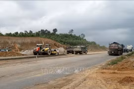 Đẩy nhanh giải phóng mặt bằng, khai thác vật liệu xây dựng cho các dự án đường bộ cao tốc