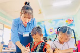 Chương trình đặt mục tiêu tỷ lệ đi học đúng tuổi cấp tiểu học đạt 99,5%. Ảnh: Trần Dung