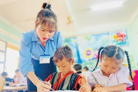 Chương trình đặt mục tiêu tỷ lệ đi học đúng tuổi cấp tiểu học đạt 99,5%. Ảnh: Trần Dung