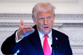 Ông Trump miễn thuế đối ứng với smartphone, laptop