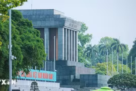 Người dân khắp mọi miền đất nước hội tụ về quảng trường Ba Đình viếng Bác Hồ