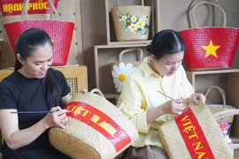 Sản phẩm thủ công rực sắc màu hướng về Quốc khánh