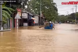 Mưa lũ kỷ lục 1.085mm: Huế đối mặt thảm họa, dân vật lộn với lũ dữ